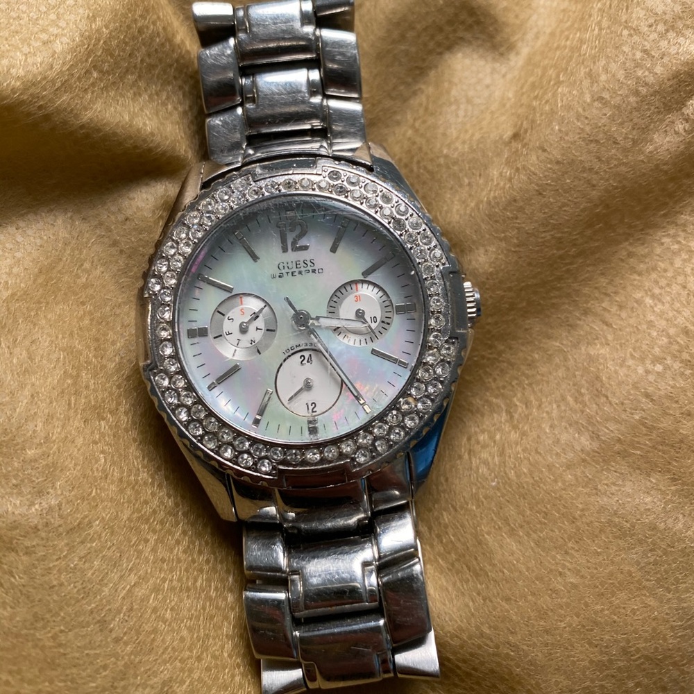 Classy Guess pearl silver waterproof watch